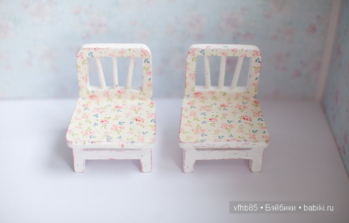 Покрасили стулья на кухне