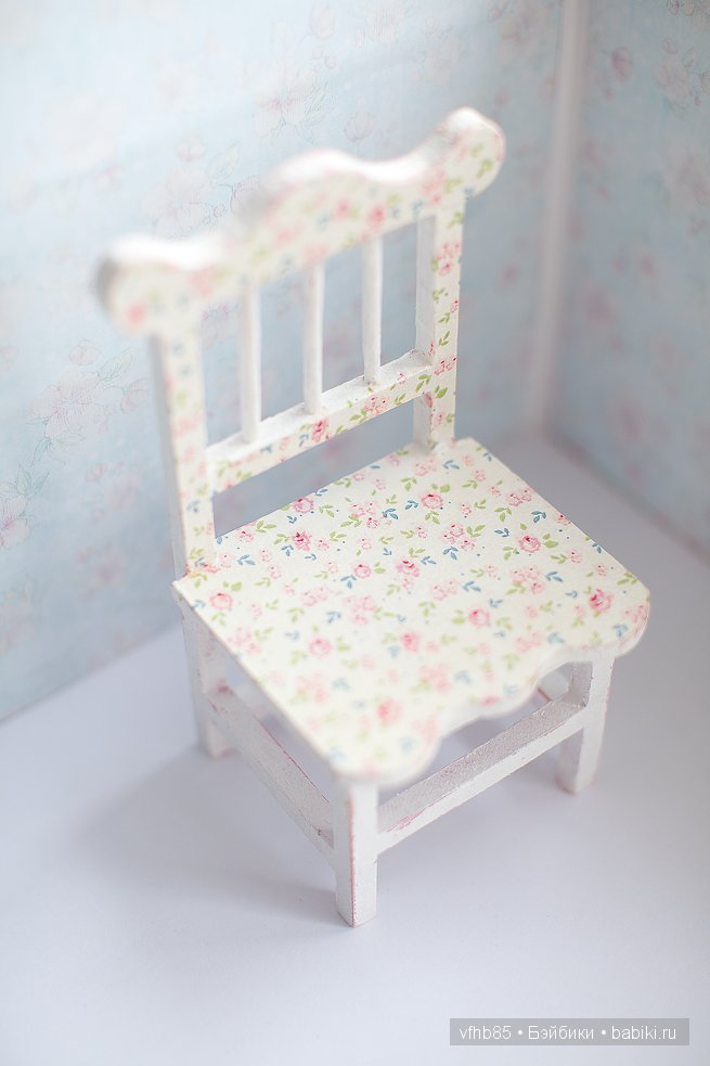 Покрасили стулья на кухне