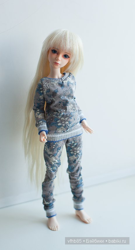 Попросила Хлою примерить одежку