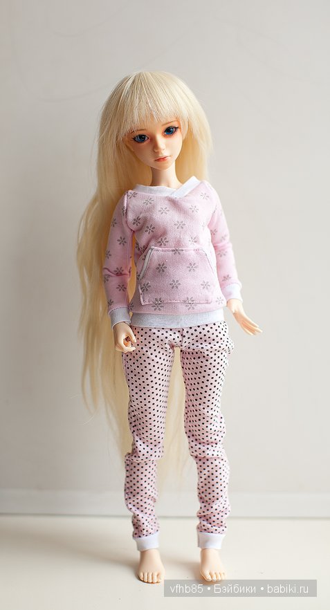 Попросила Хлою примерить одежку