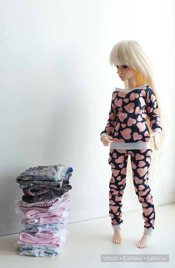 Попросила Хлою примерить одежку