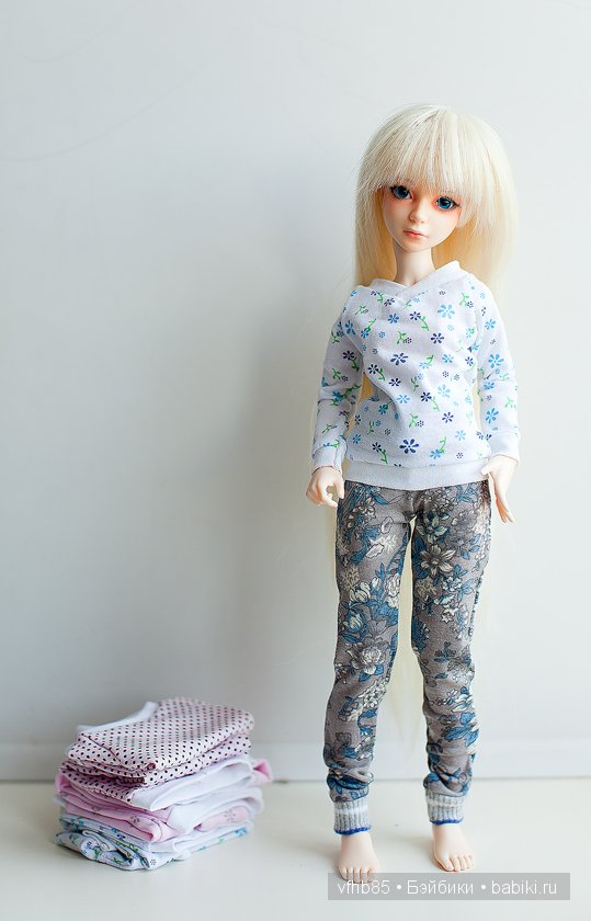 Попросила Хлою примерить одежку