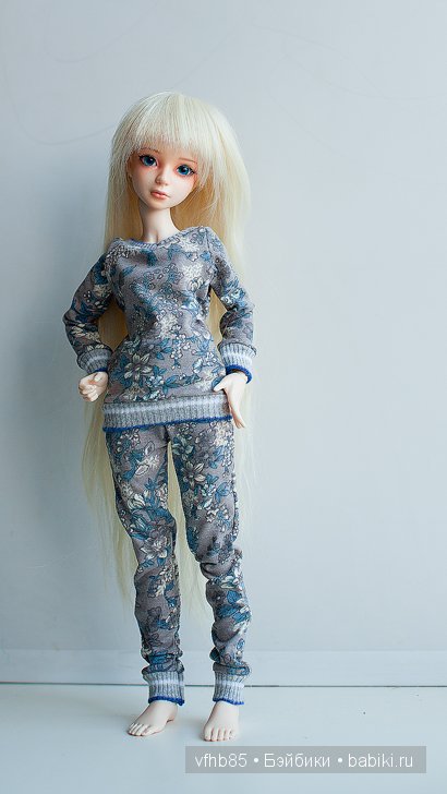 Попросила Хлою примерить одежку