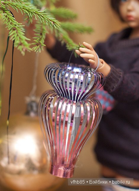Как сестренки украшали ёлку (фото 9)