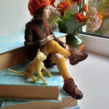 Она надевает чулки, и наступает осень..