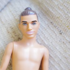 Барби Кен на худощавом теле