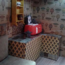 Кукольная кухня на полке стеллажа: румбокс