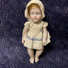 Старинная фарфоровая малышка