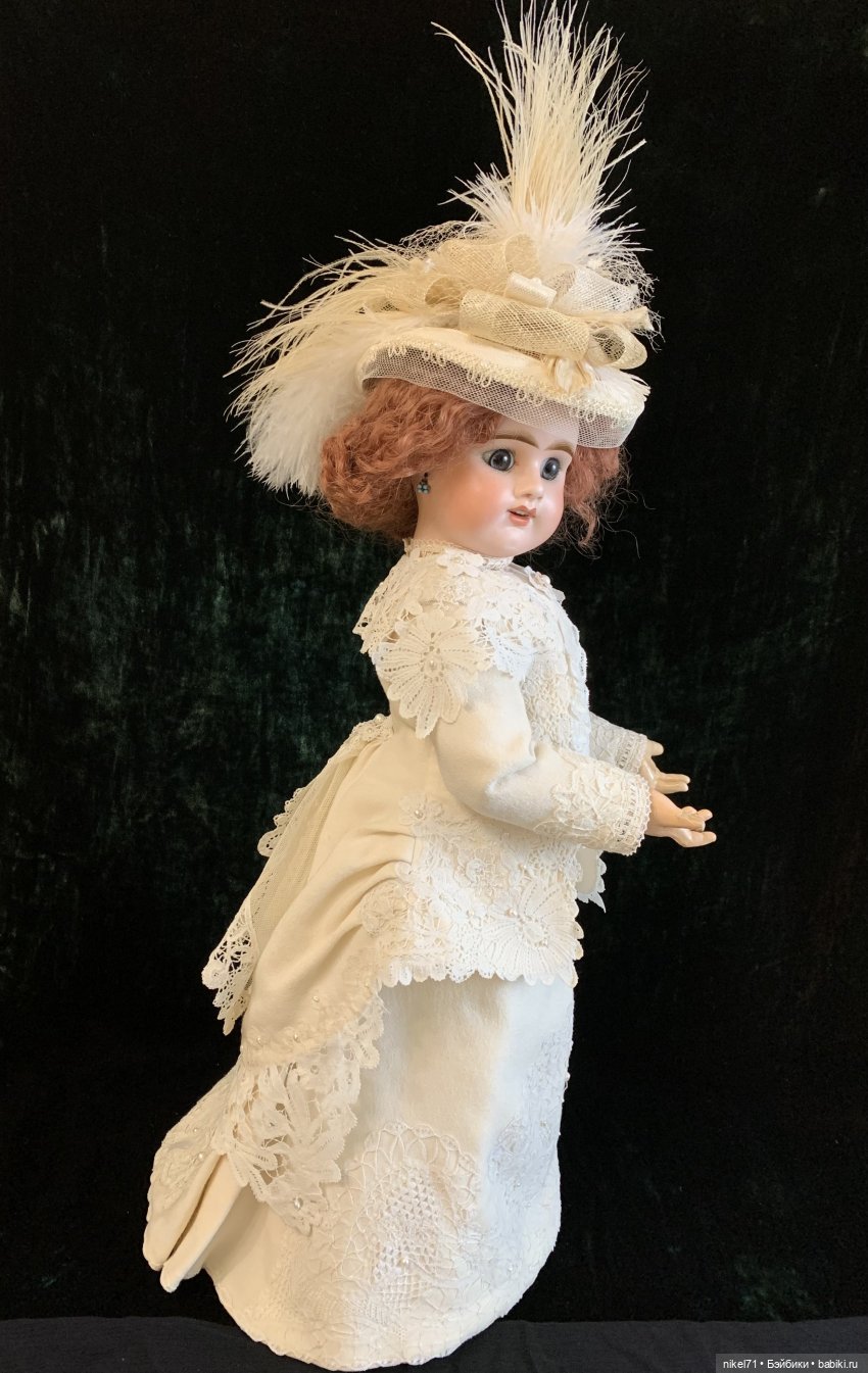 Костюм для модной куклы на бис