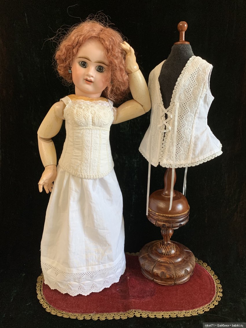 Костюм для модной куклы на бис