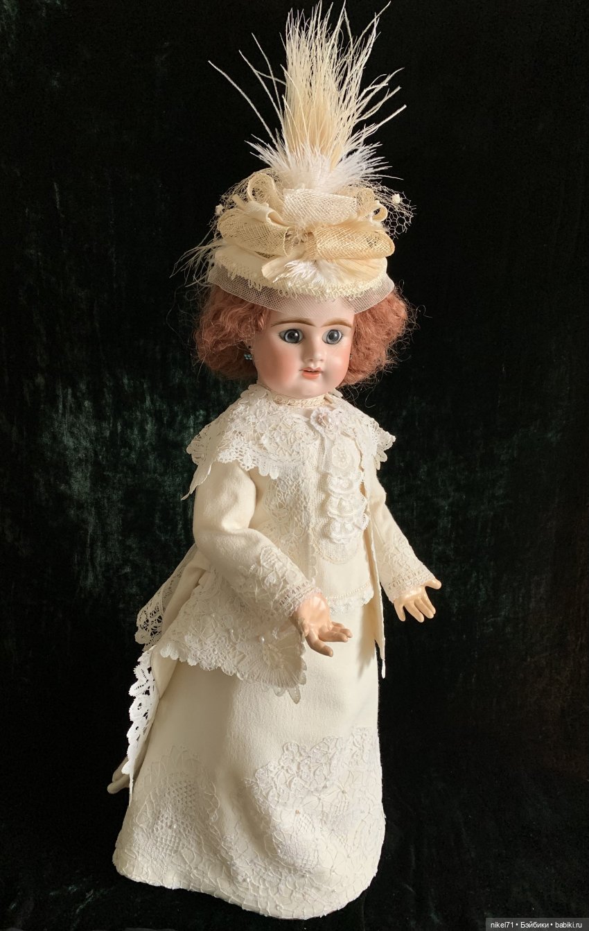 Костюм для модной куклы на бис