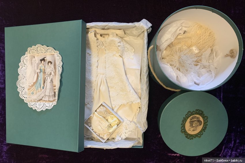 Костюм для модной куклы на бис