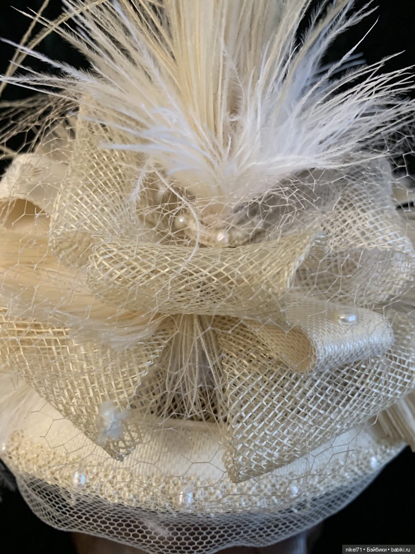 Костюм для модной куклы на бис