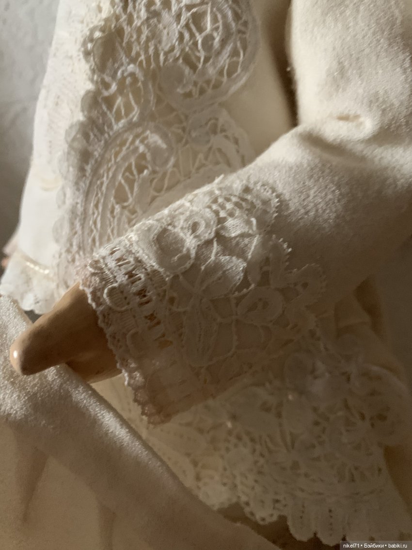 Костюм для модной куклы на бис