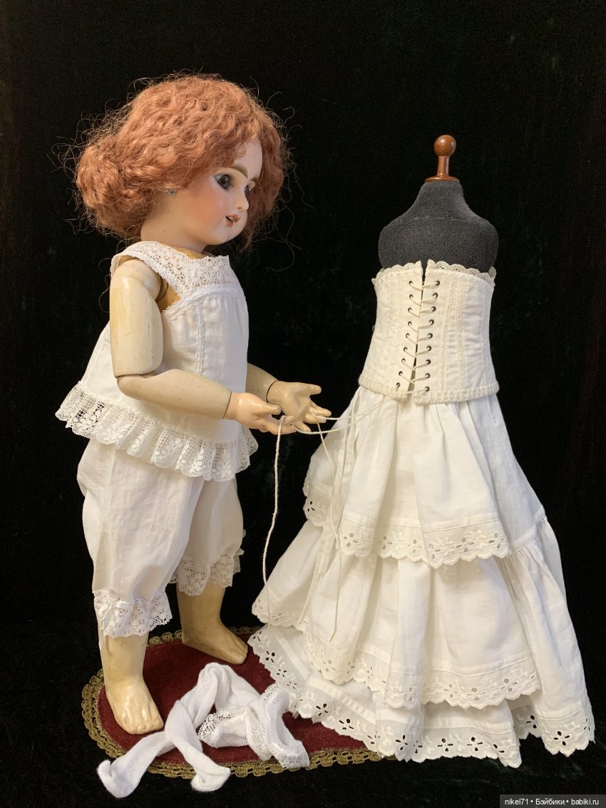 Костюм для модной куклы на бис