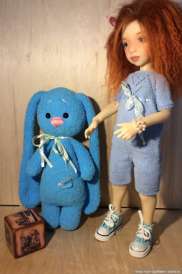 Зайка в подарок - игрушка вязанная крючком (фото 6)