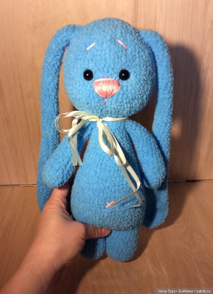 Зайка в подарок - игрушка вязанная крючком