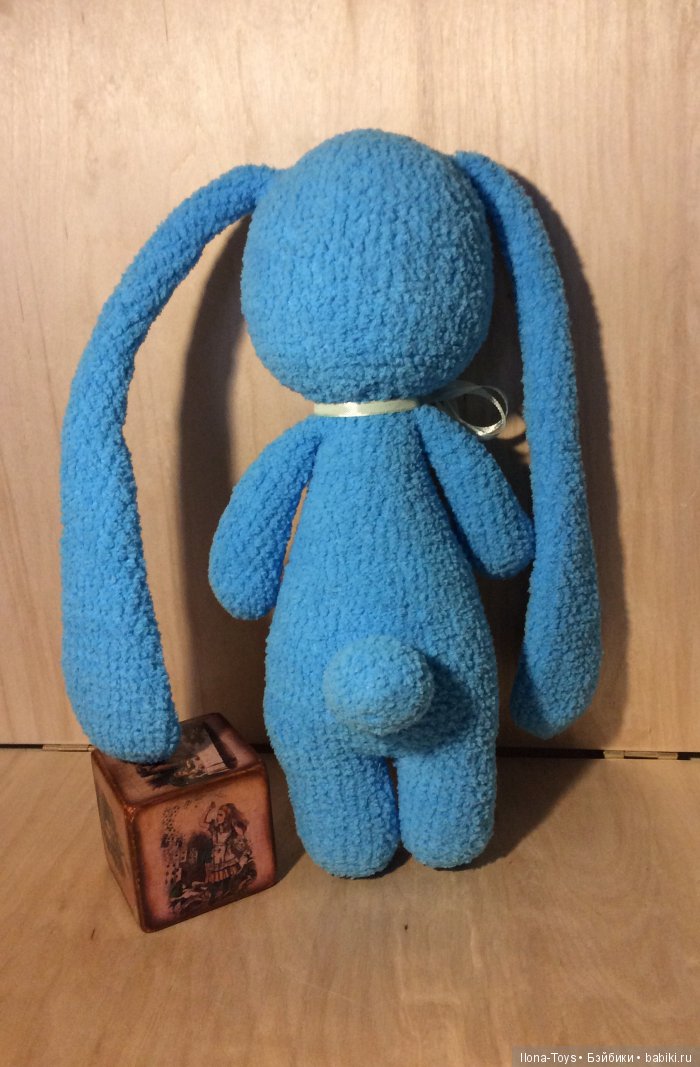 Зайка в подарок - игрушка вязанная крючком (фото 5)