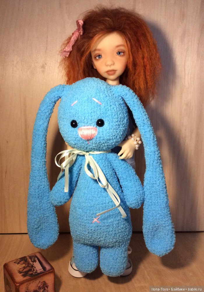 Зайка в подарок - игрушка вязанная крючком (фото 3)