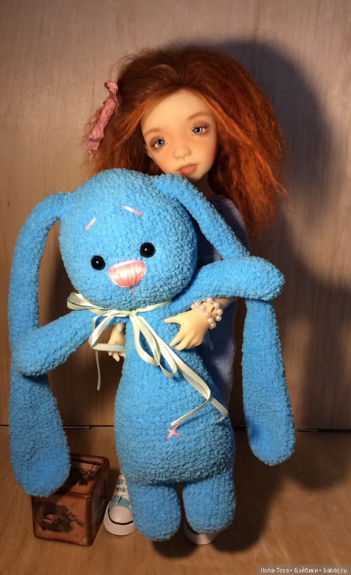 Зайка в подарок - игрушка вязанная крючком (фото 7)