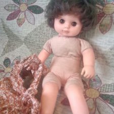 Девочки играют в куклы