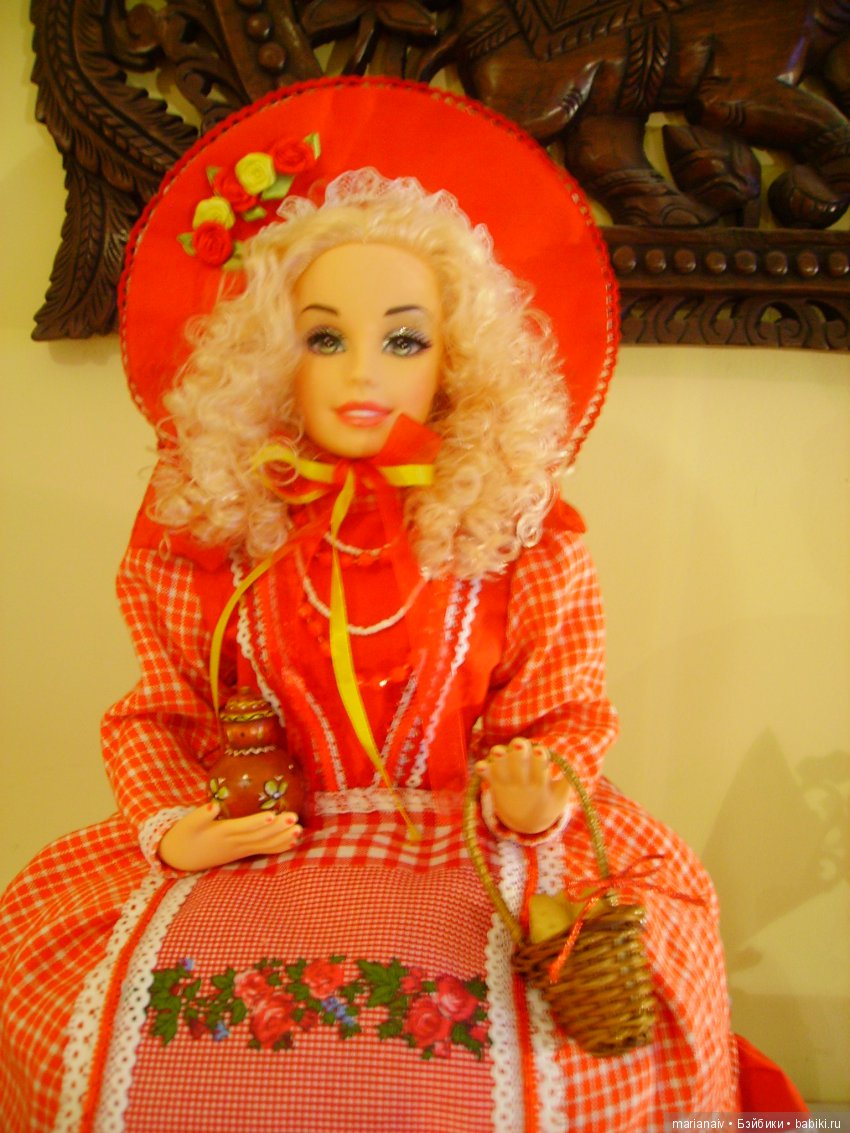 Красная шапочка держит в руках горшочек с маслом и корзинку с пирожками