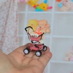 Миниатюрная коляска-игрушка  для куклы в 1/24 масштабе