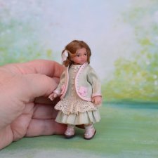 Миниатюрная кукла-девочка  в масштабе 1/12.