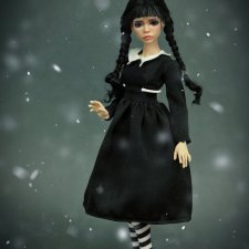 Аврора в роли Вэнсдей Адамс