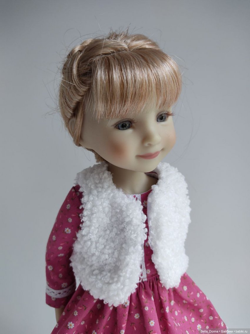 Платье с меховым жилетом для Ruby Red Fashion Friends | Бэйбики Платье с меховым жилетом для Ruby Red Fashion Friends (фото 2)