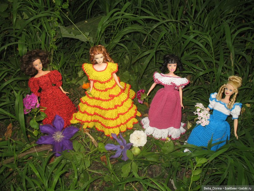 Вязаные платья для кукол Барби (фото 3)