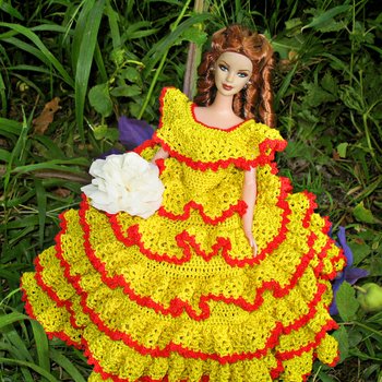 Вязаные платья для кукол Барби.