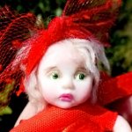 Маленькая малышка на прогулке пока тепло