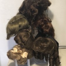 Лот винтажных париков для кукол Лот винтажных париков для кукол