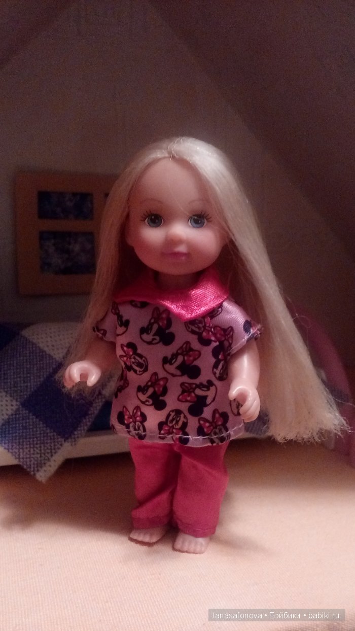 Маленькая куколка Еви и подружки
