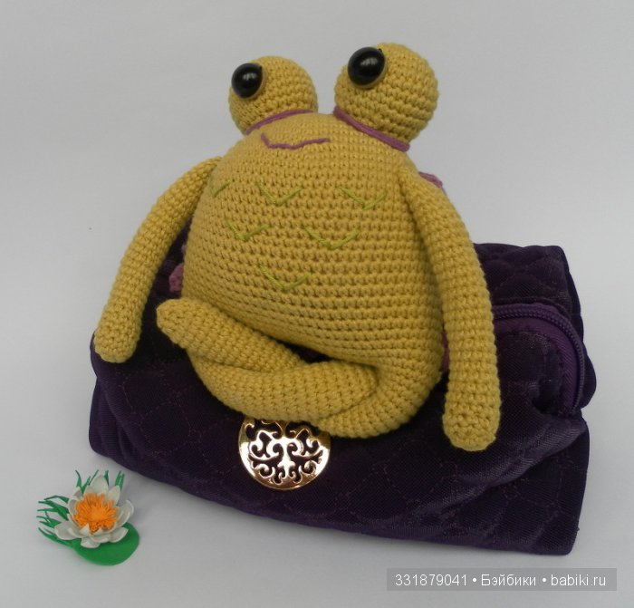 Лягух-йога, игрушка вязанная крючком