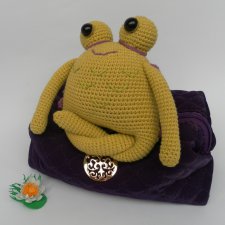 Лягух-йога, игрушка вязанная крючком