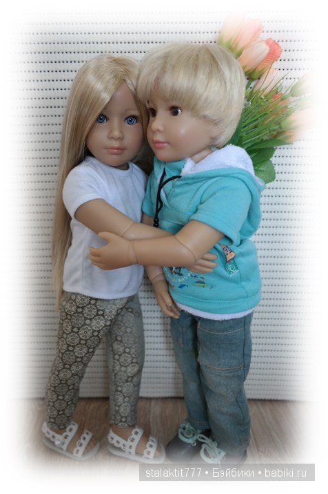 Мальчик с девочкой дружил, ей цветы всегда дарил