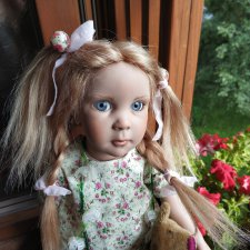 Мигги смотрит в окно.  Игрушки от  Zwergnase.      Игрушки для   Zwergnase