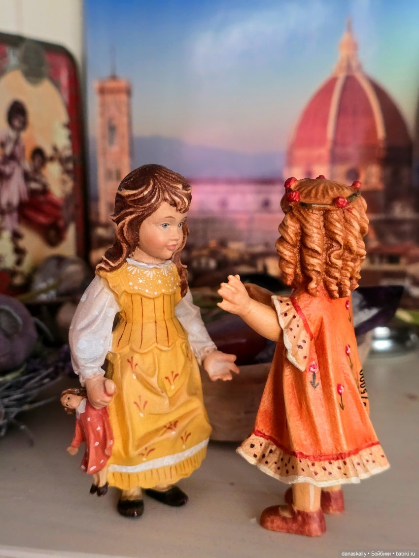 Деревянные коллекционные фигурки итальянской фабрики Dolfi Елена и Элизабет