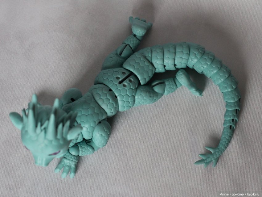 раскинул лапы