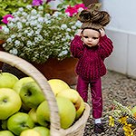 Кукла и яблоки