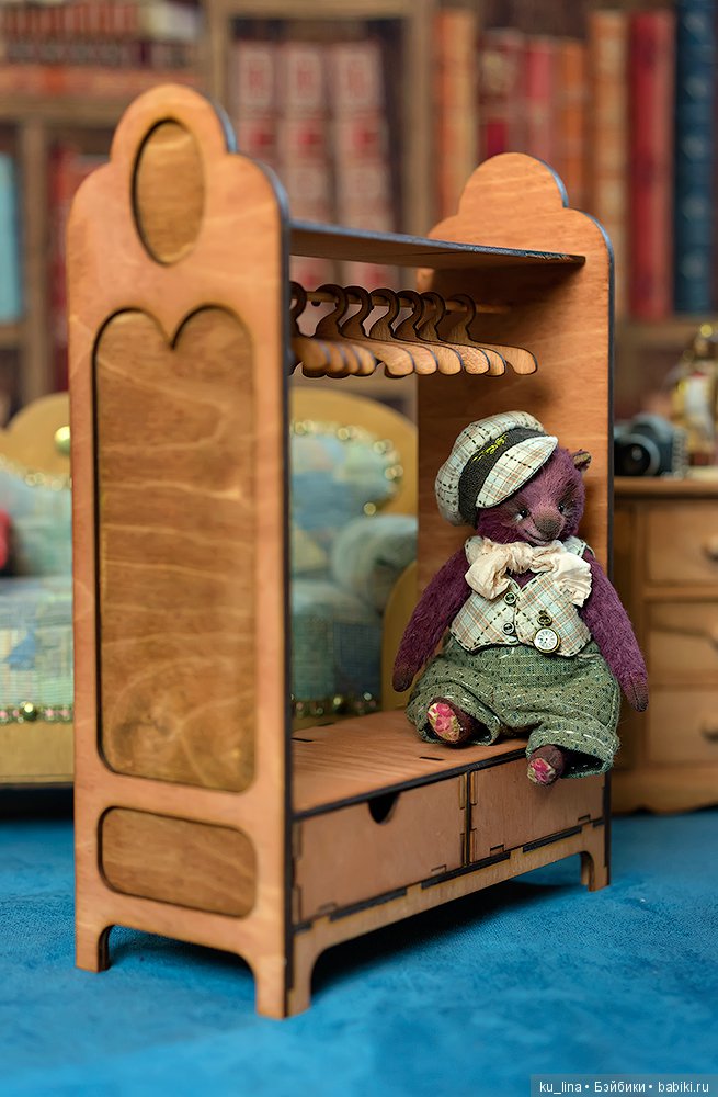 Вдруг упала шишка, прямо мишке в лоб! Рассердился мишка и ногою ТОП