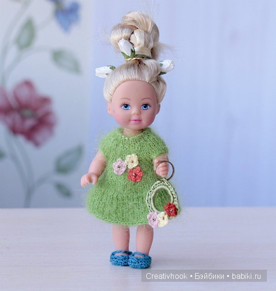 Нежное зеленое мохеровое платье с миниатюрными цветочками