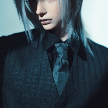 Between the edges of monochrome