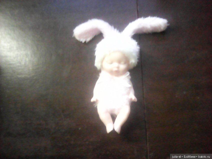 в костюме продавались