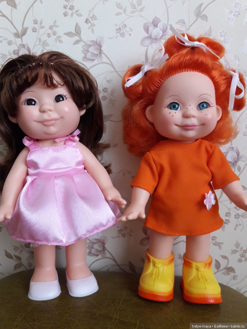 С подружкой.