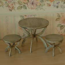 Мебельный комплект: стол и стулья.