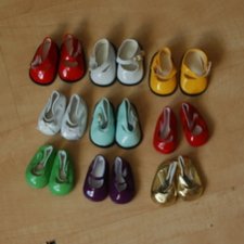 Много обуви для разных кукол