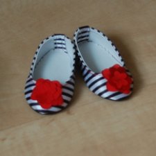 Много обуви для разных кукол